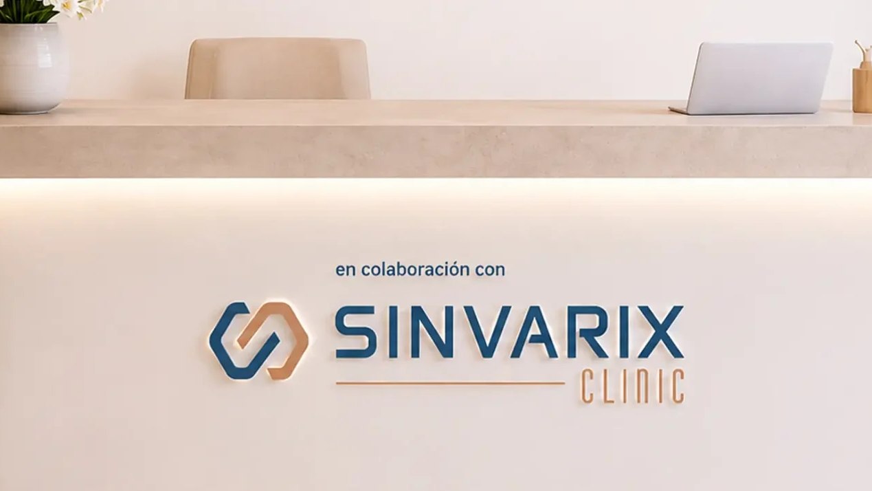 Recepción de la clínica con el logotipo de SinVarix Clinic