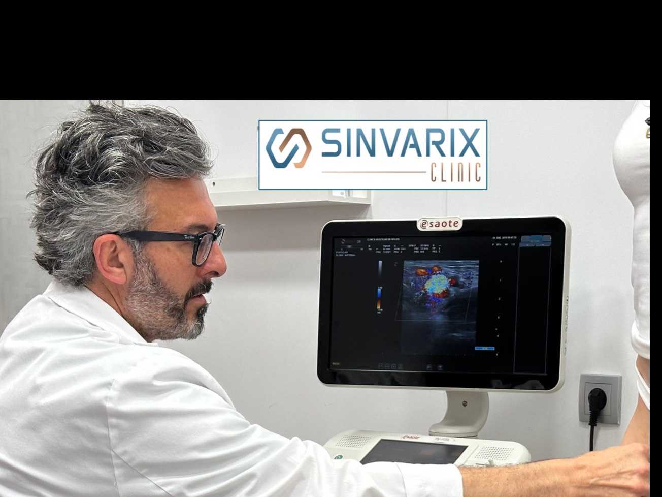 El Dr. Fernando Sellés realizando un ecodoppler venoso