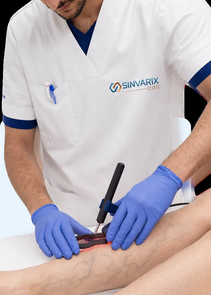 Médico de SinVarix Clinic aplicando crioesclerosis