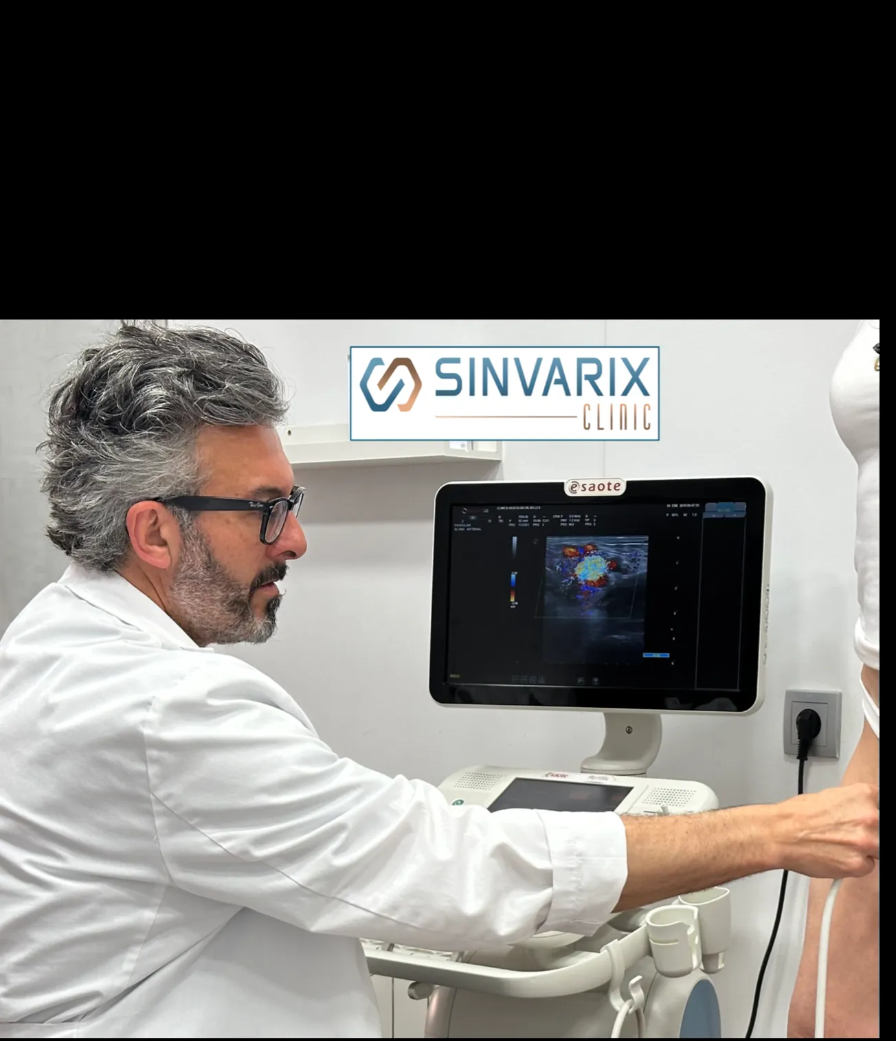 El Dr. Fernando Sellés realizando un ecodoppler en SinVarix Clinic