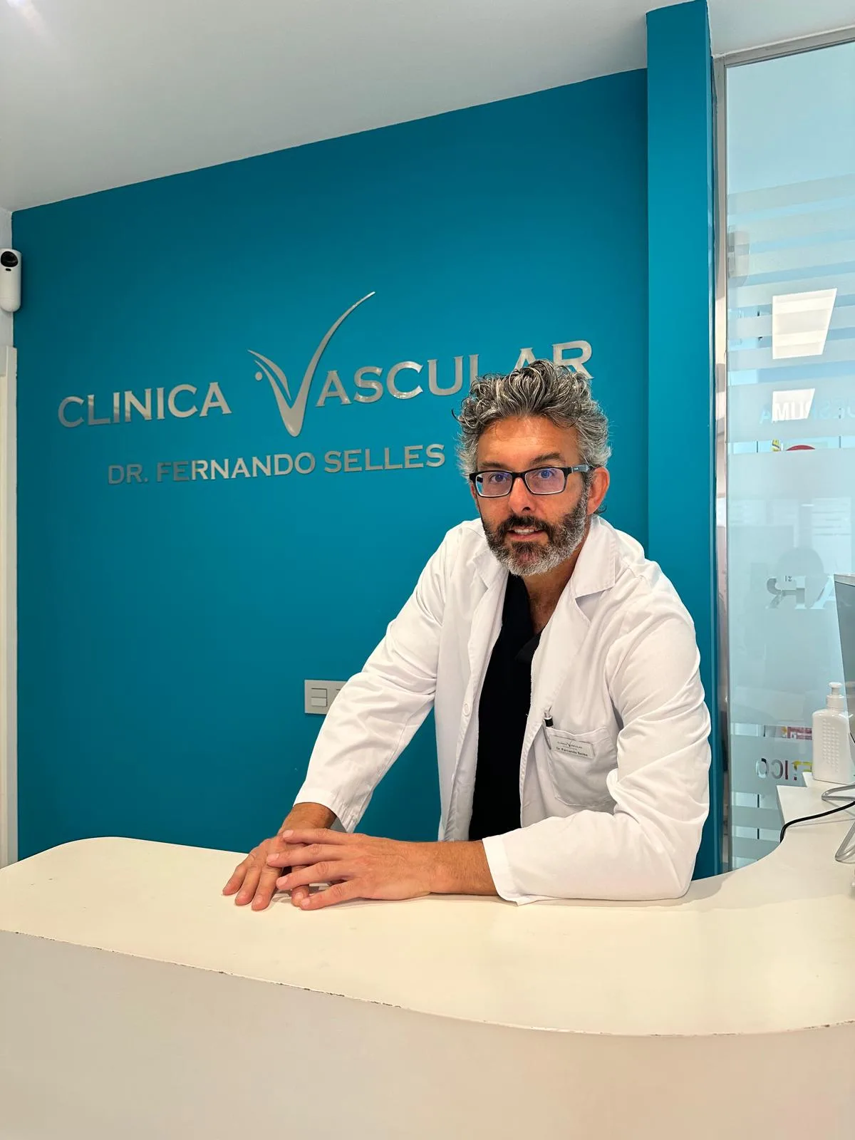 El Dr. Fernando Sellés Galiana en la Clínica Vascular de Granada