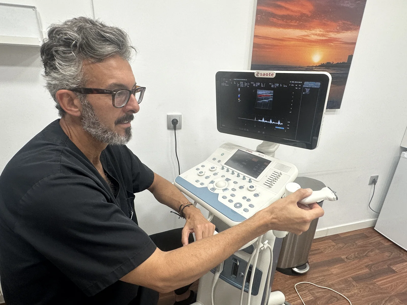 El Dr. Fernando Sellés realizando un ecodoppler en SinVarix Clinic