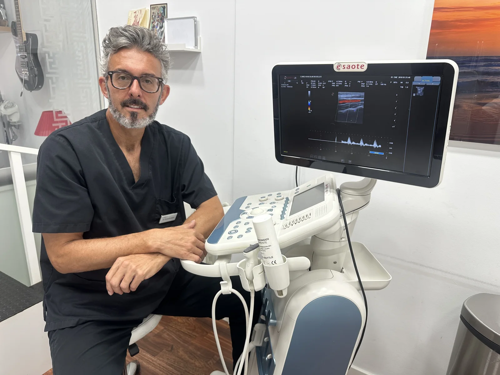 El Dr. Fernando Sellés junto al ecodoppler de la Clínica Vascular en Granada
