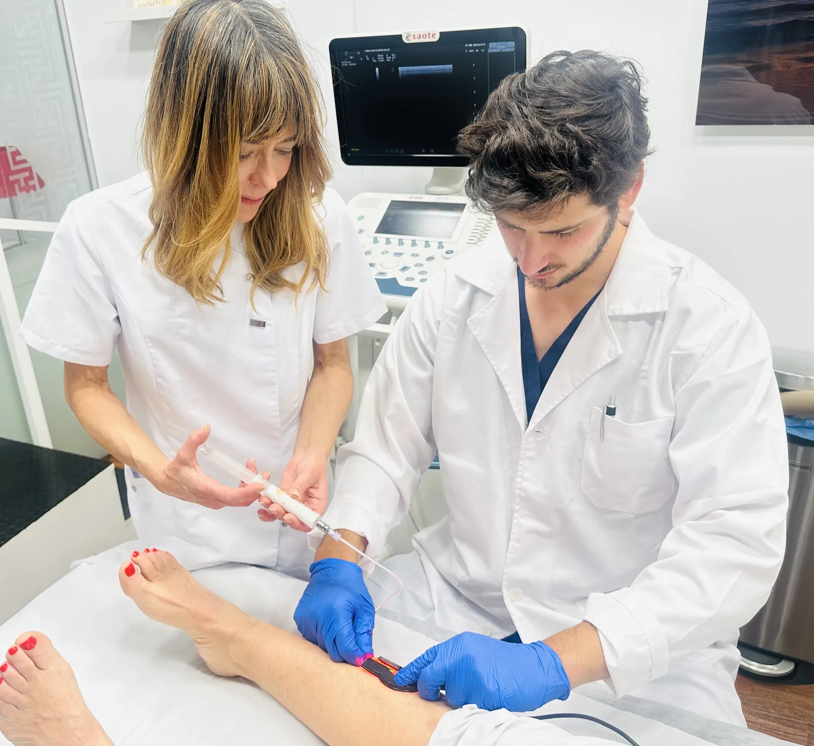 Equipo de SinVarix Clinic tratando una pierna con apoyo del ecodoppler