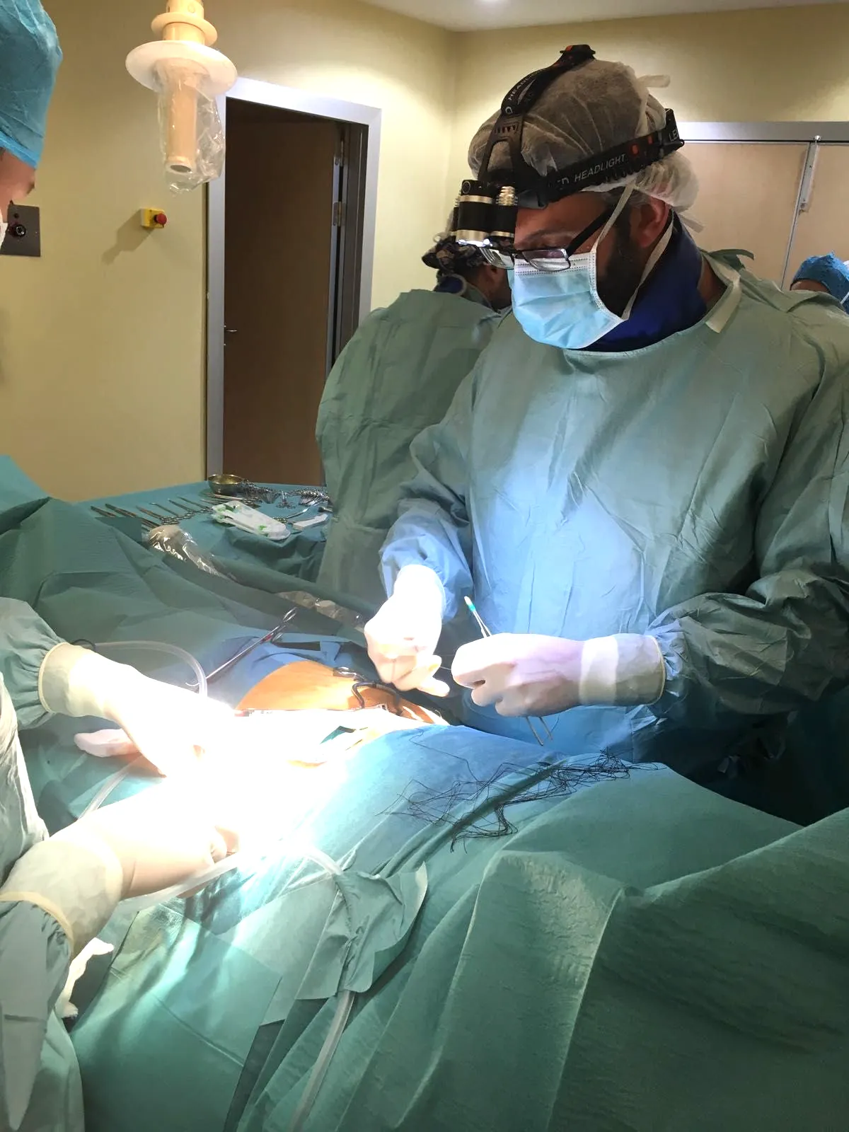 El Dr. Fernando Sellés operando en quirófano