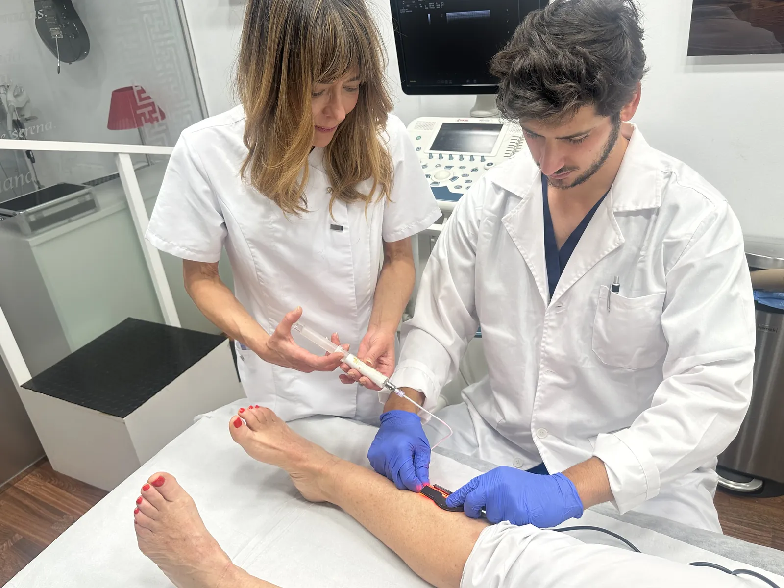 El equipo de SinVarix Clinic durante un tratamiento de varices en consulta
