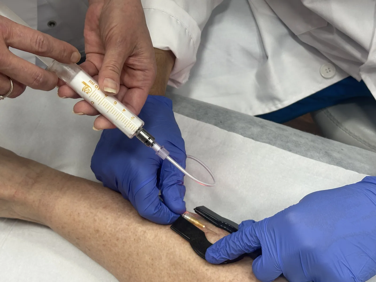 Preparación de la microespuma antes de inyectarla