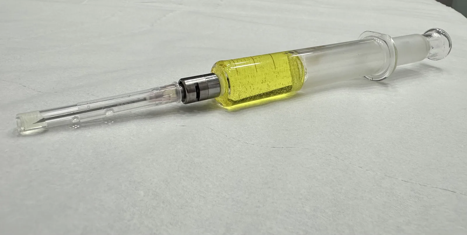 Jeringa preparada para la fleboterapia regenerativa TRAP en SinVarix Clinic